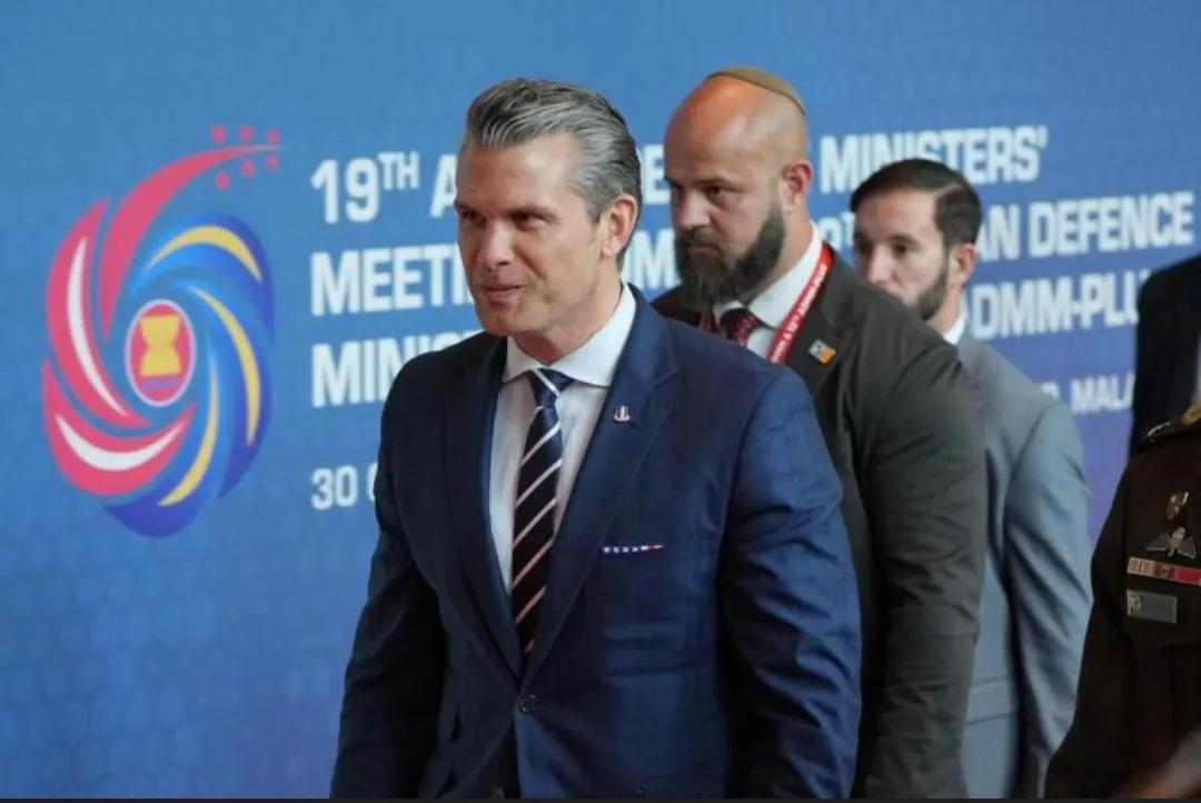 韩美防长八年来首访板门店 聚焦核潜艇与指挥权

韩联社11月3日报道，韩美防长时