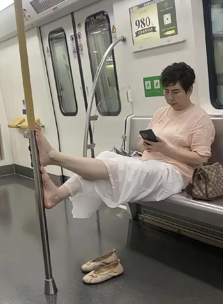 她年龄也不小了吧，在公共场合这么随便，坐没坐样站没站样