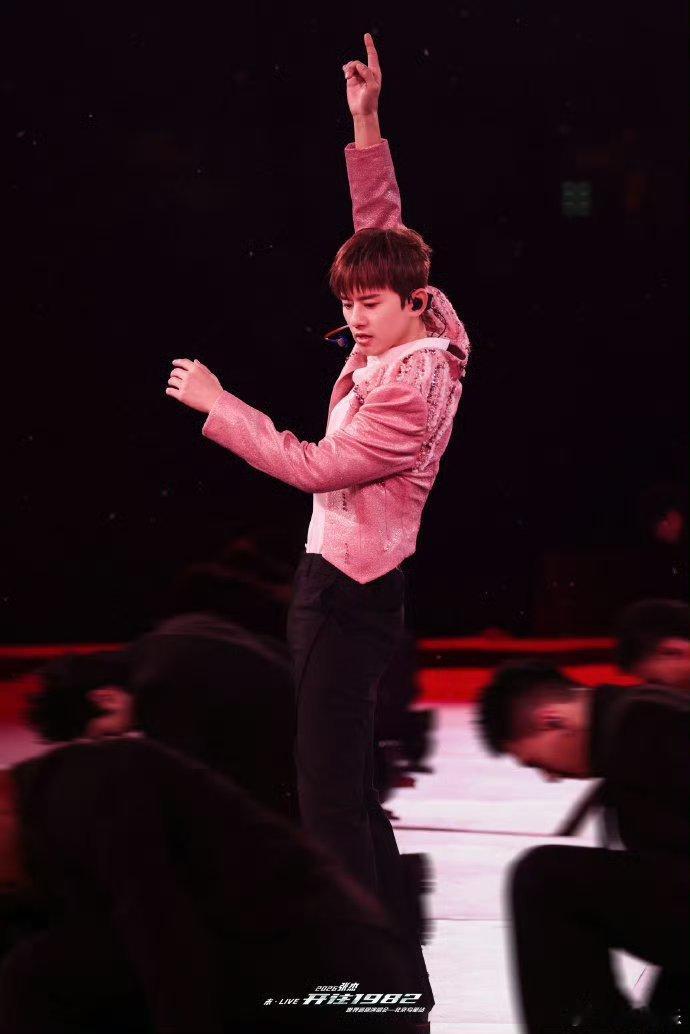 鸟巢被张杰承包的第十二夜张杰鸟巢巡演迎来超燃第十二夜！压轴开唱承包全场，每首歌都