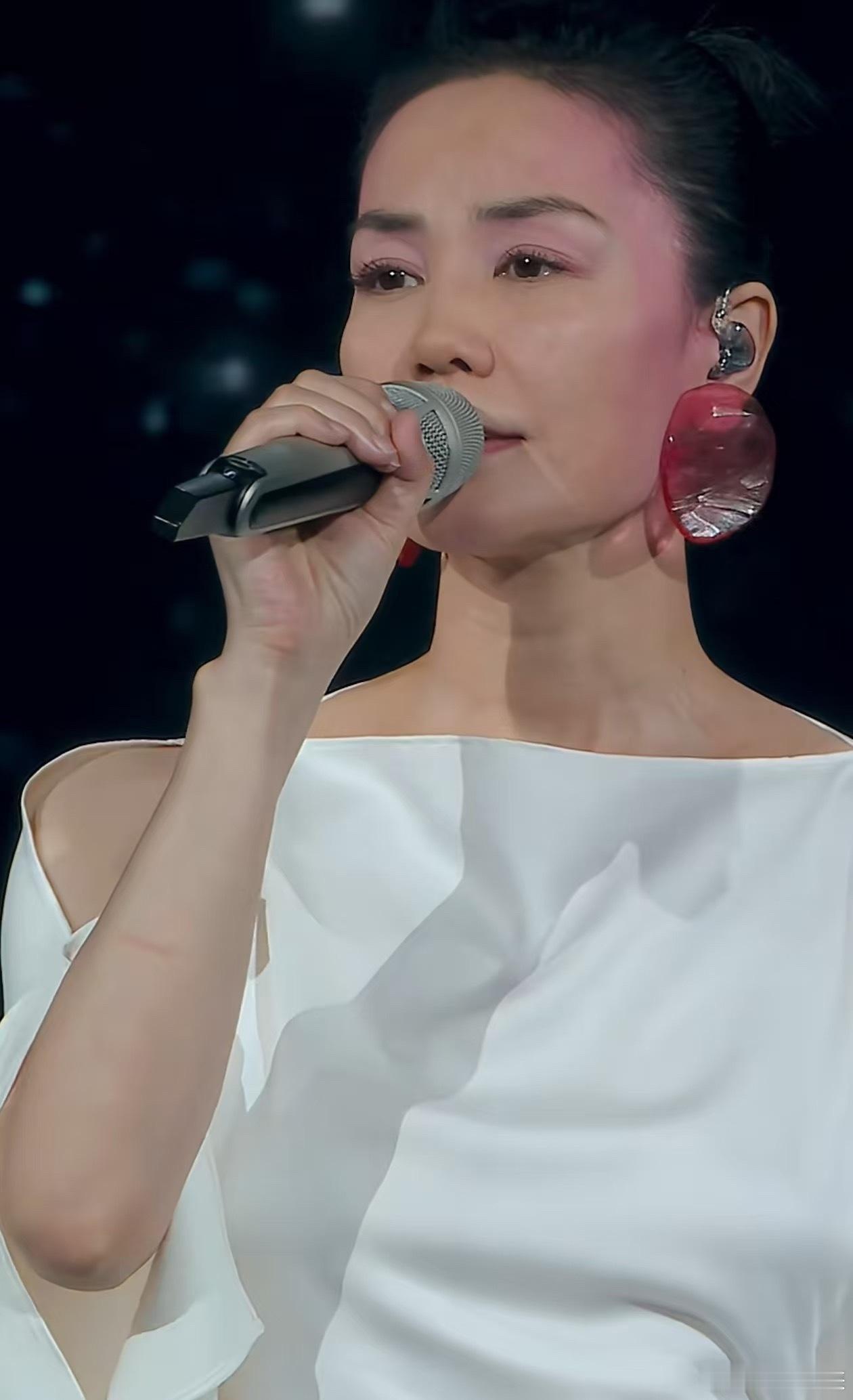 王菲世界赠予我的年度歌曲年初春晚第一次听，到现在隔了这么久热度还没散。我平时通勤