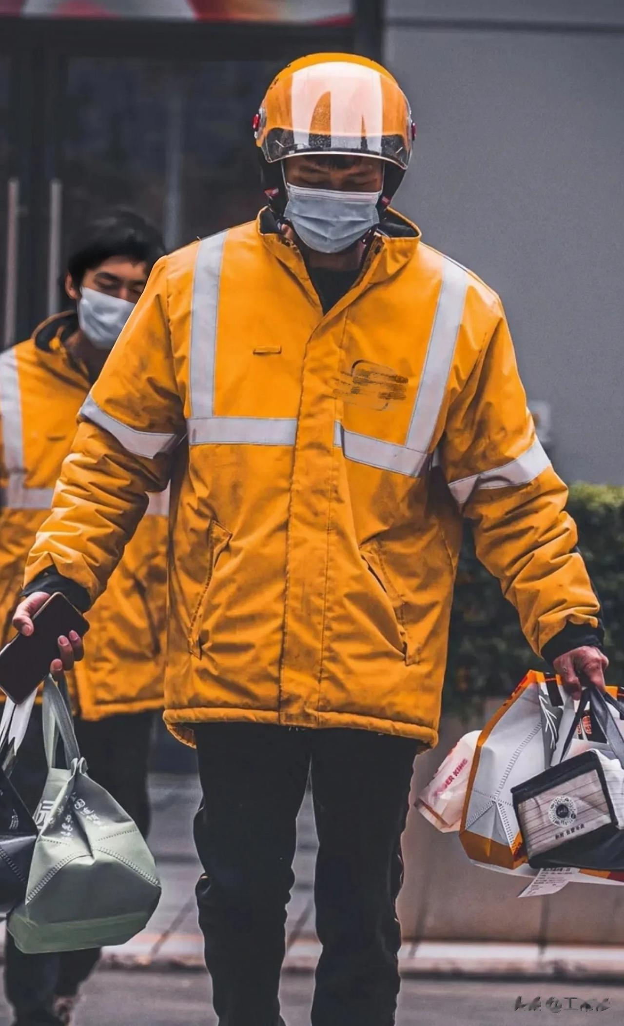 新入职的外卖员被小区保安捅死，根源在哪里？

消费者:下单后，外卖送到小区门口，