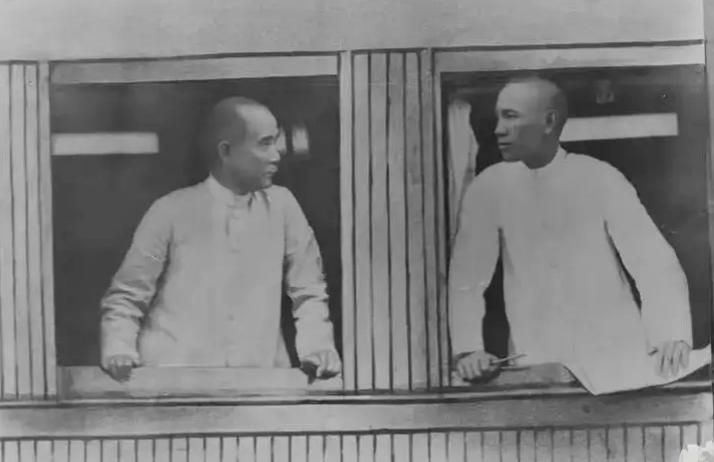 晒晒过去的老照片头一次看到这张照片，两个人这是在火车上吗？求路过的老师解惑！