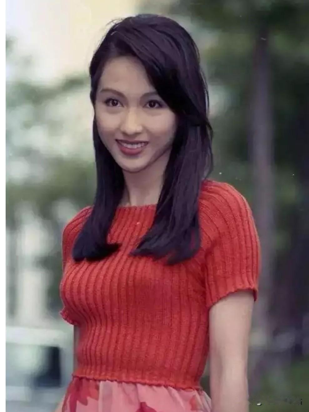 黎姿：东方女性美的鲜活注脚
 
黎姿的美，是镌刻在骨相里的东方韵味。她的五官精致