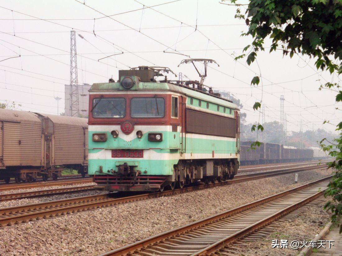 2013年在茄子溪站拍到的图，一台韶山3型电力机车通过，这是一台编号0开头的该型