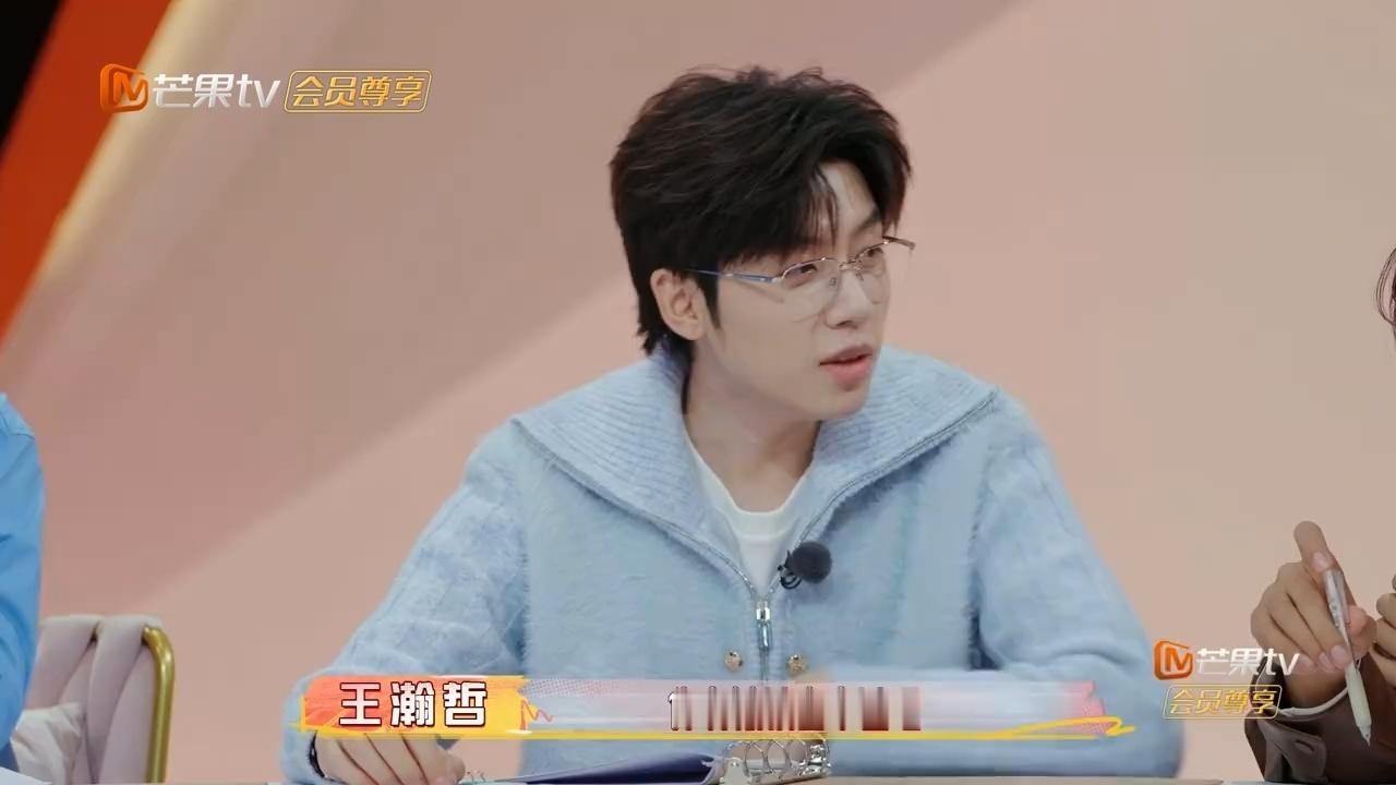 中国boy在澡堂被求合照王瀚哲在公共澡堂被粉丝认出来，全身光溜溜还被要合照，这尴