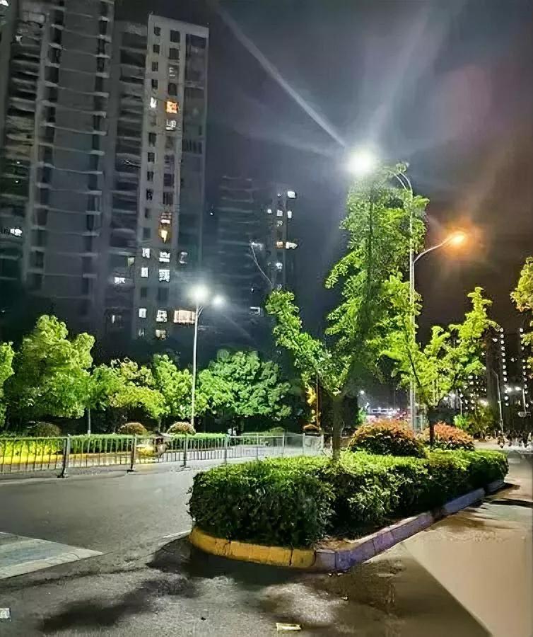 路边拦车的单亲妈妈

怀里女孩满头是血无人停

那天傍晚，我撞见她满脸泪痕地拦车