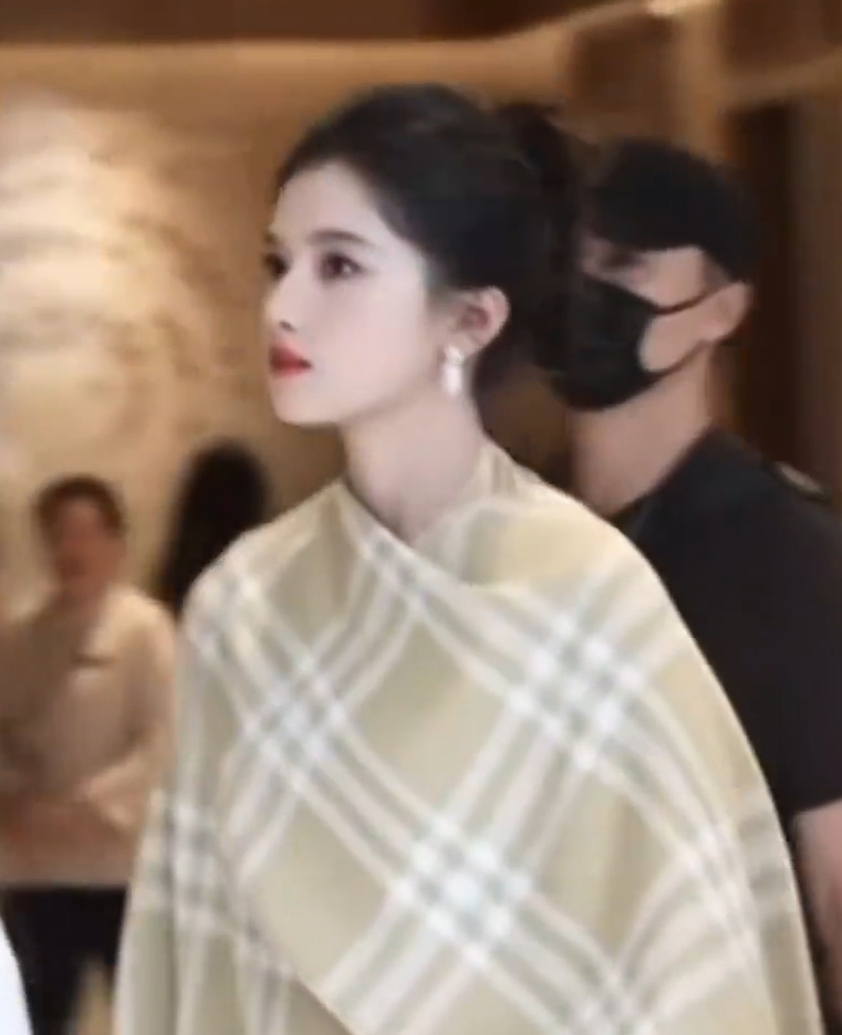 张婧怡白玉兰镜头美成啥了张婧怡美成建模了生图完全不用修颅顶，天然饱满头骨，白玉兰