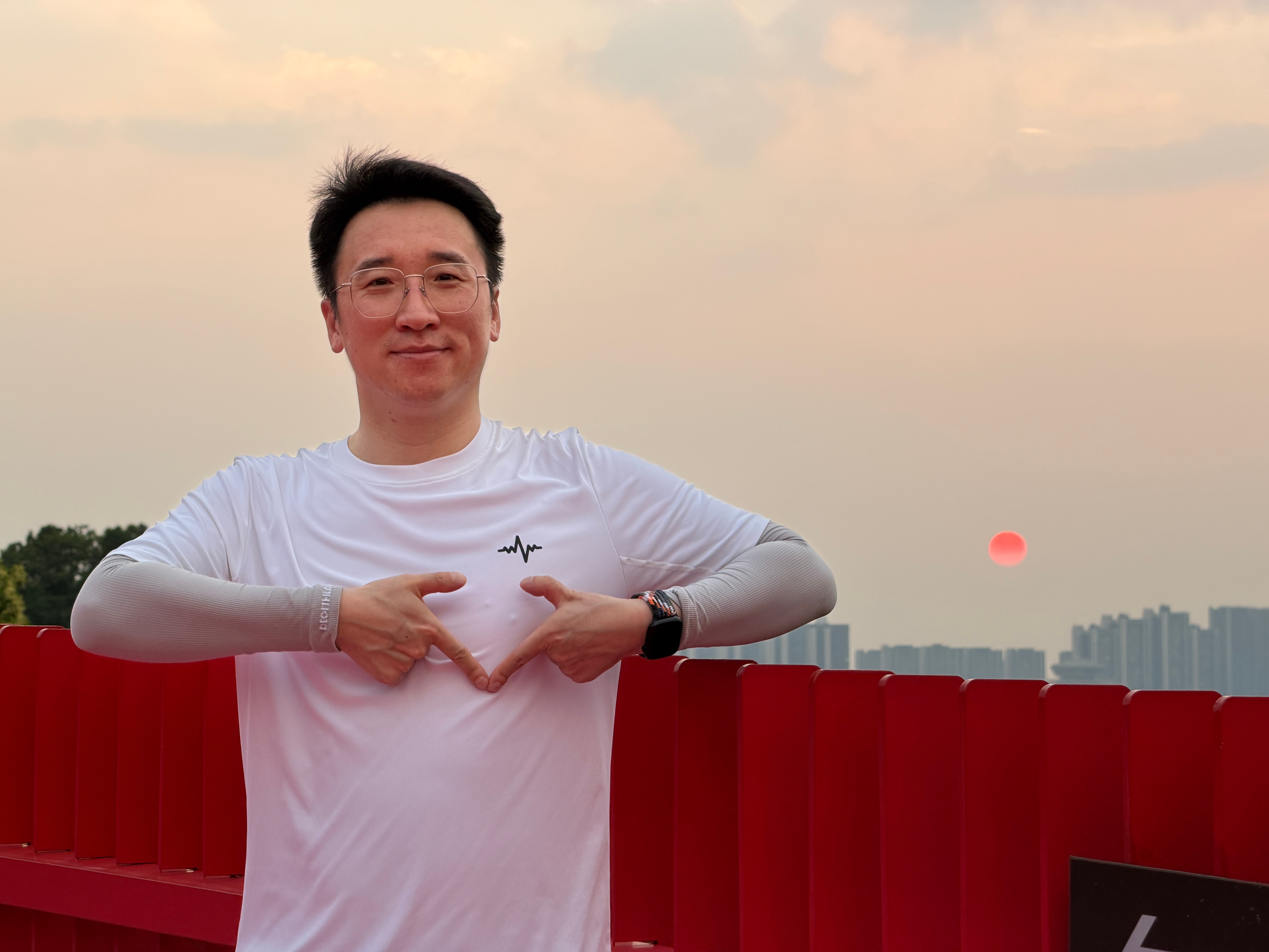 起了个大早，出门撞见太阳搁楼缝里卡着，红彤彤一颗，跟我发量似的，眼看要没还硬撑着