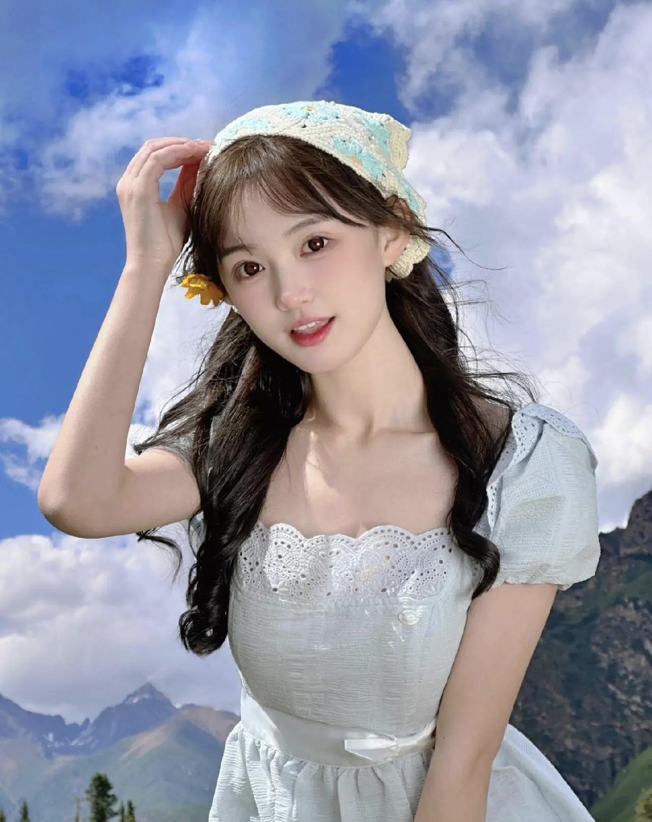 山野间的小仙女，清新自然，美如画卷。