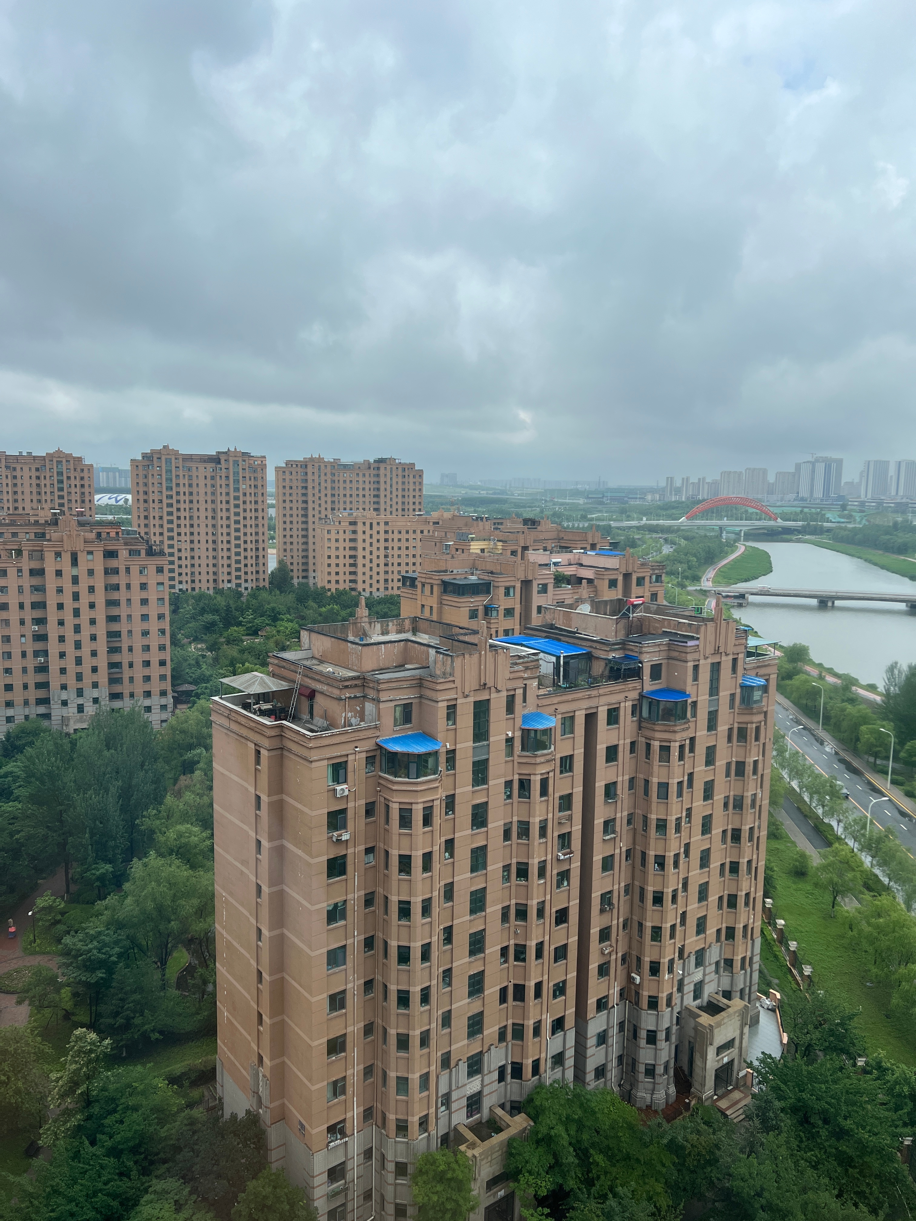 今早喝粥，只吃了一块排骨就觉得腻，都是瘦的，还想吐，不知道怎么搞的，昨晚睡得还可