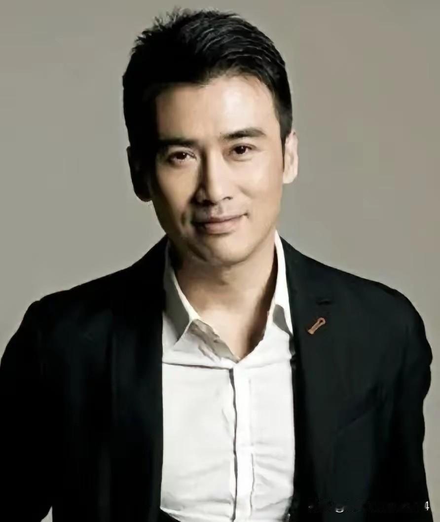 他就是，谍战片之教父，柳云龙，具才华帅气爆棚了！