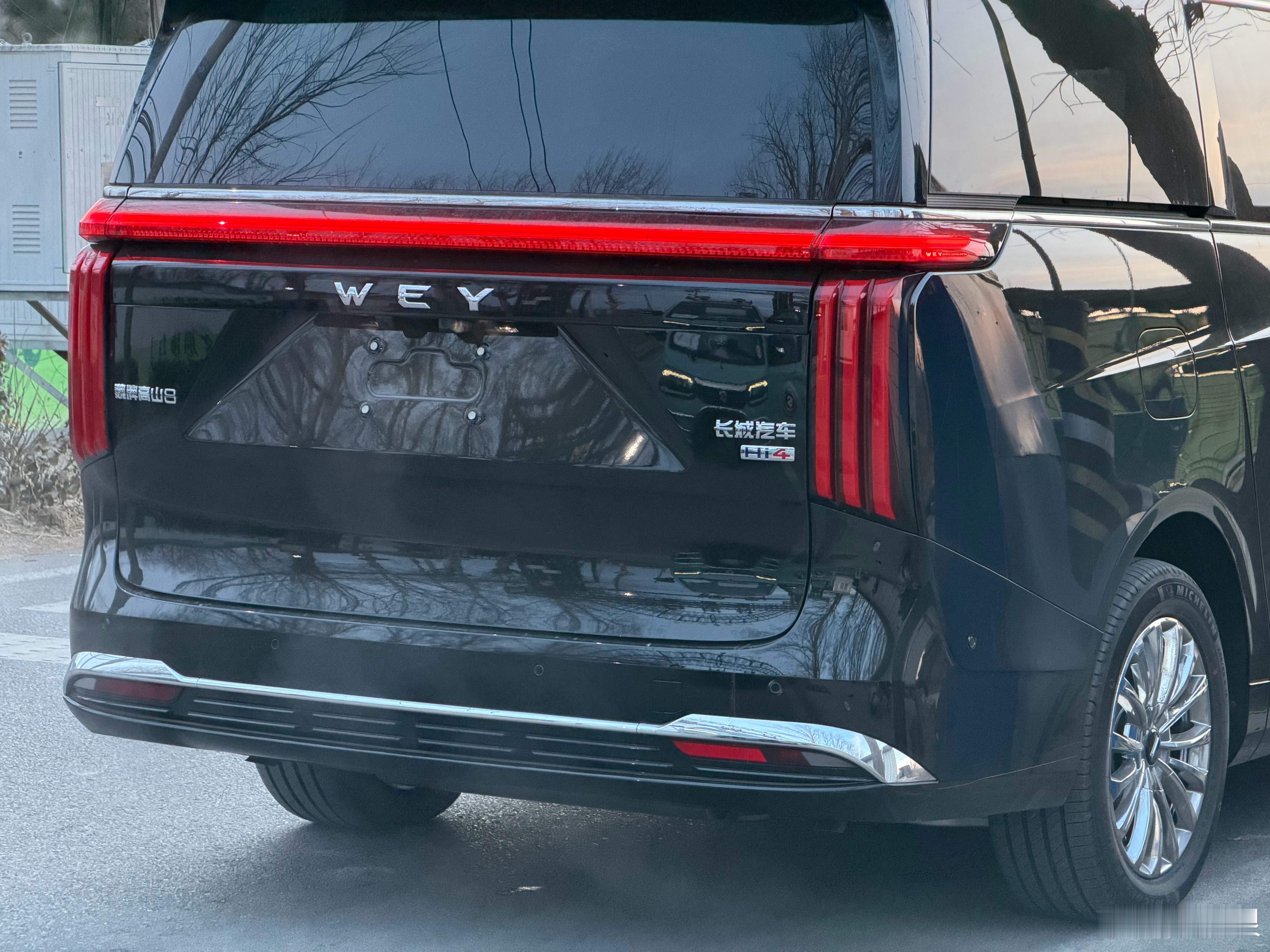 路上看到高山的频率是真的高，总是频繁看到同款。因为是新款车，我每次都短促按一下喇