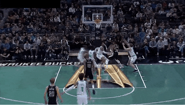 根本拦不住！字母哥无视防守完成劈扣！
在今天NBA季中锦标赛雄鹿对阵黄蜂的第一节