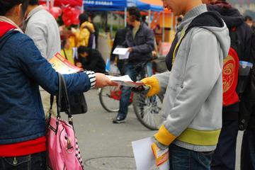某实体店老板要求经销商做五一期间的促销活动，必须按照传统的模式，要求印刷宣传单页