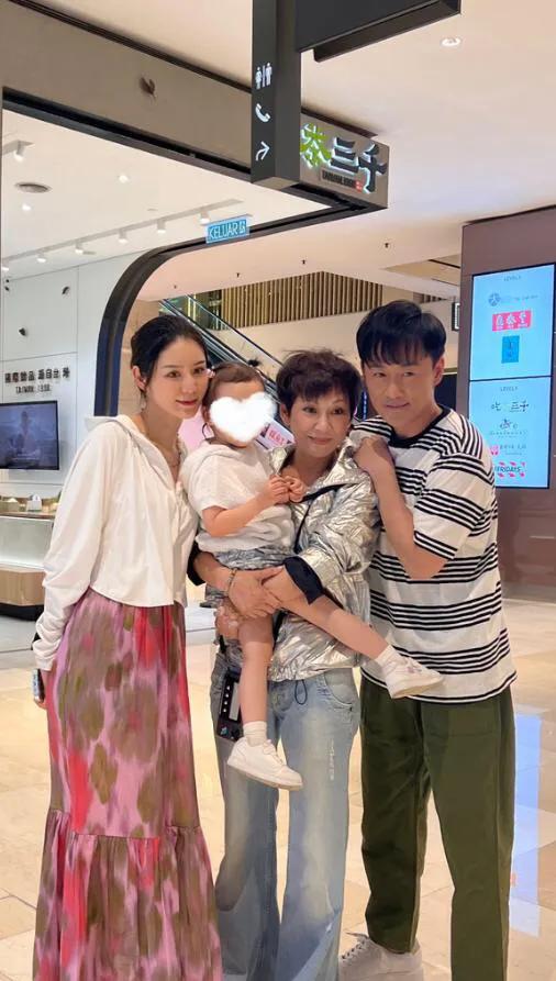 今天，林峯、老婆和张馨月分享了一段一家三口在马来西亚旅行的视频。

视频首次曝光