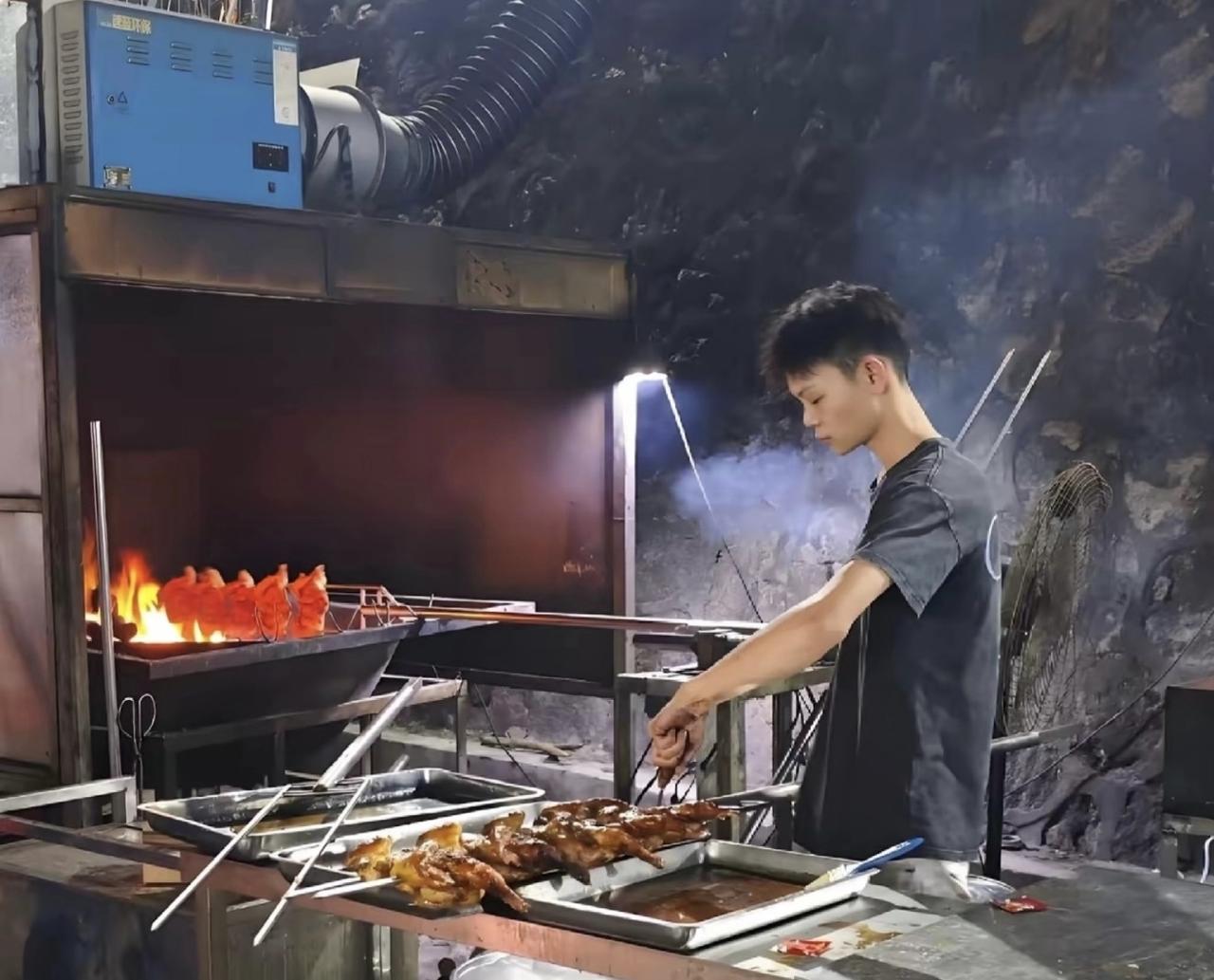 广东深圳的街头巷尾，最近都在聊那个16岁的烤鸡少年小陈。这个本该在校园里打闹的年