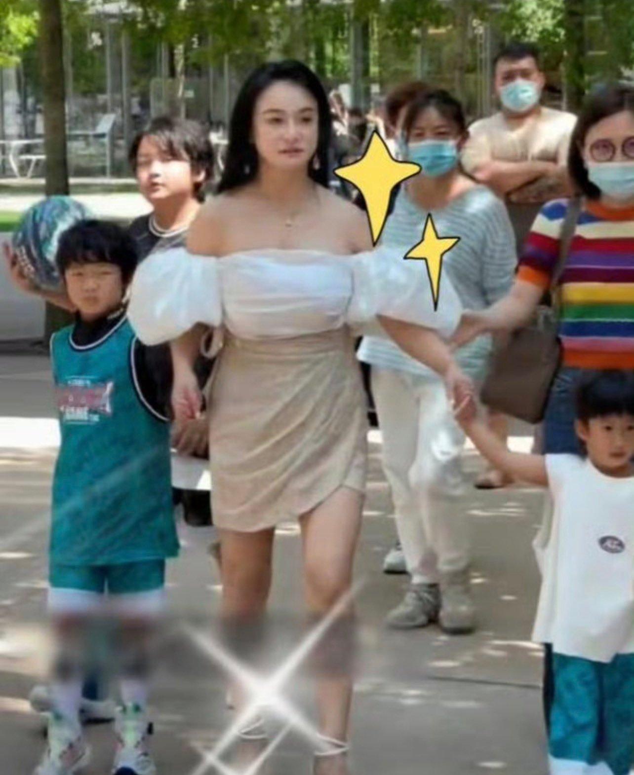 冉莹颖去孩子学校穿成这样，邹市明劝了多少次都没用！ 