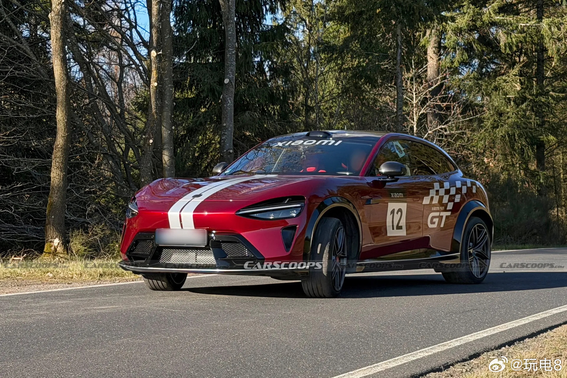 小米YU7 GT最近出现在纽博格林赛道附近，从照片中可以看到它前散热格栅下半部分