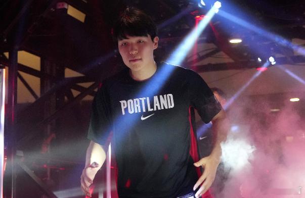 12月4日讯 开拓者官方宣布，中国球员、新秀中锋杨瀚森被球队下放至G联盟撕裂之城