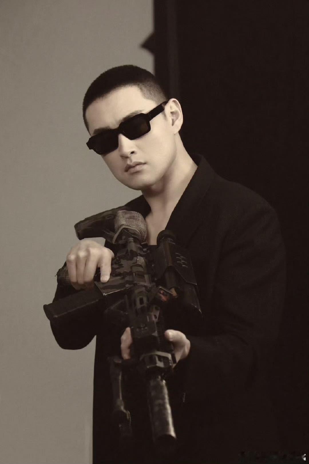 王彦霖也是演上白月光了  王彦霖在《红海行动》里的罗星，那可是5分钟惊艳全场，下