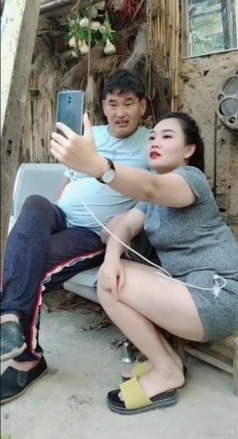 凤凰新闻【大衣哥与袁庆合影太和谐！草根农民VS青歌赛歌手，师徒同框反差感拉满】“