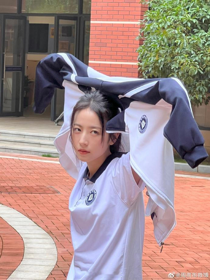 #周雨彤说韩苏今天不上班##周雨彤晒校服照# 周雨彤晒出的校服照让人眼前一亮。她