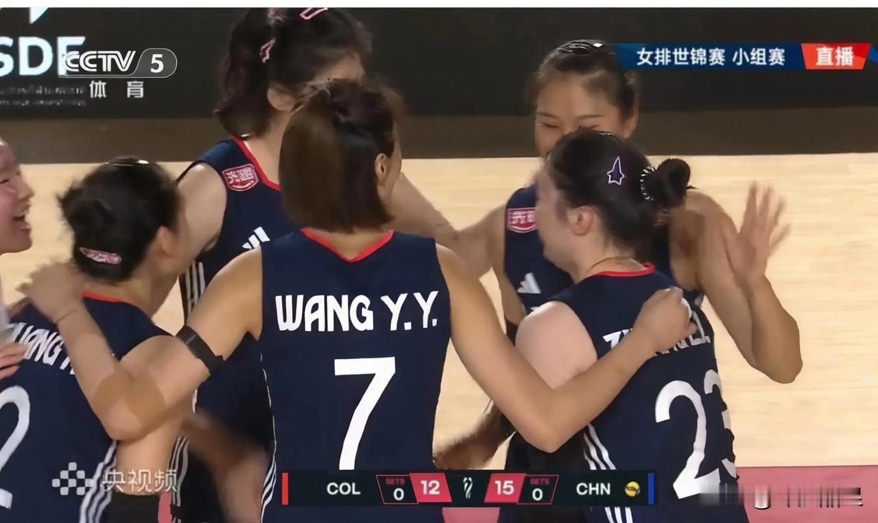 太相似了！
1.中国女排今晚迎战哥伦比亚，首发仍是首战的首发阵容，李盈莹和高意依