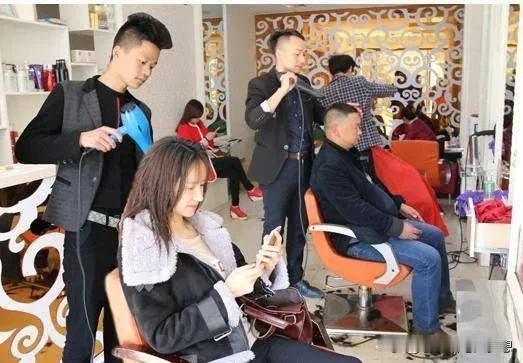 现在的理发店，真的不能去，简直太吓人了！过年到现在头发也长了，想去理发店理个头发