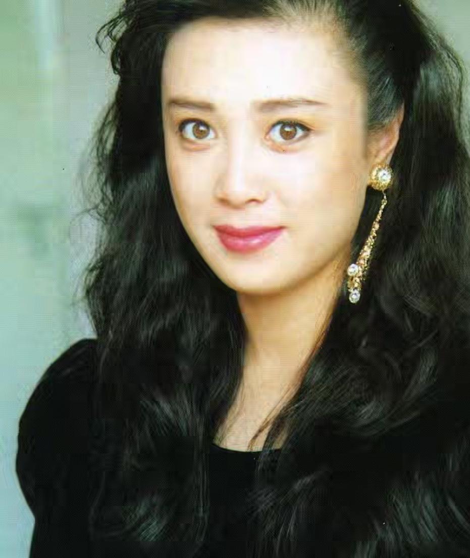 62岁傅艺伟近况曝光，从“最美妲己”到“阶下囚”，她经历了什么
娱乐