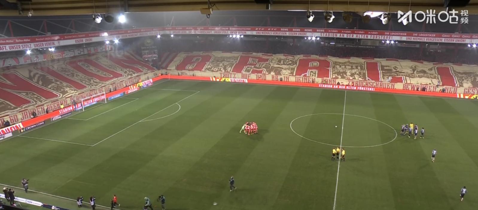 柏林联今天凌晨这观众席太牛逼了…… 