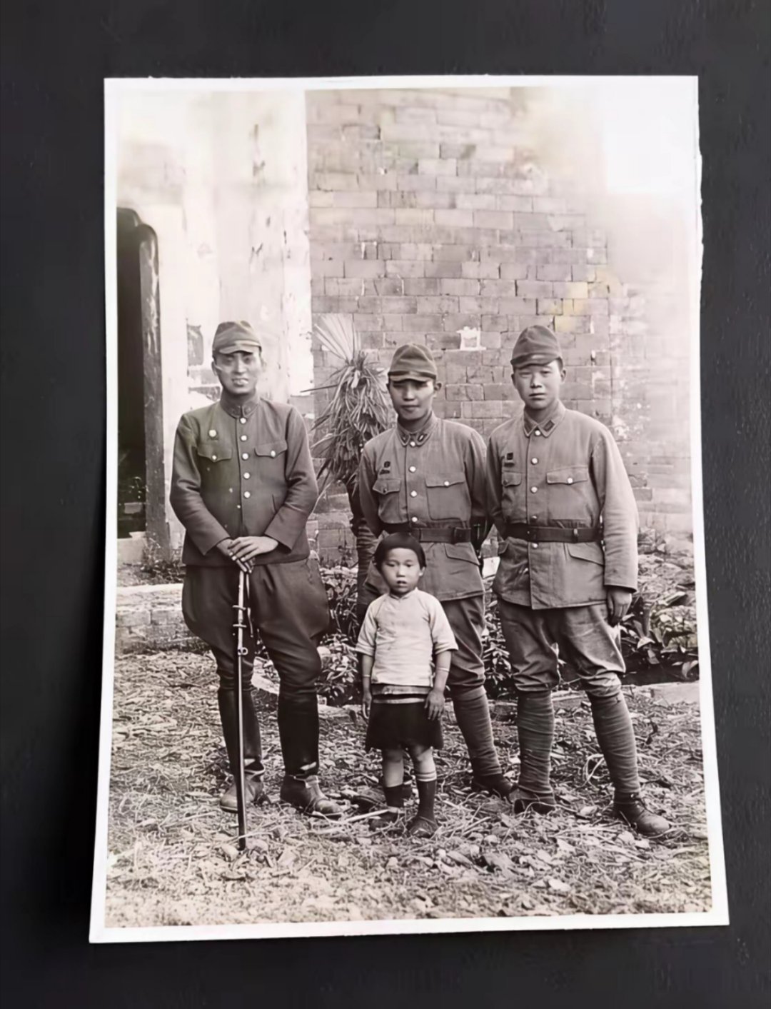 这是在日军私人相册中发现的一张令人揪心的照片。国家公祭日