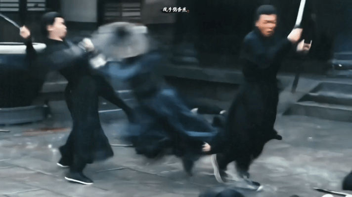 杨洋展昭冲剑杨洋这段打戏神来的侠骨柔情锋芒尽显，展昭帅气冲剑直击人心，行云流水的