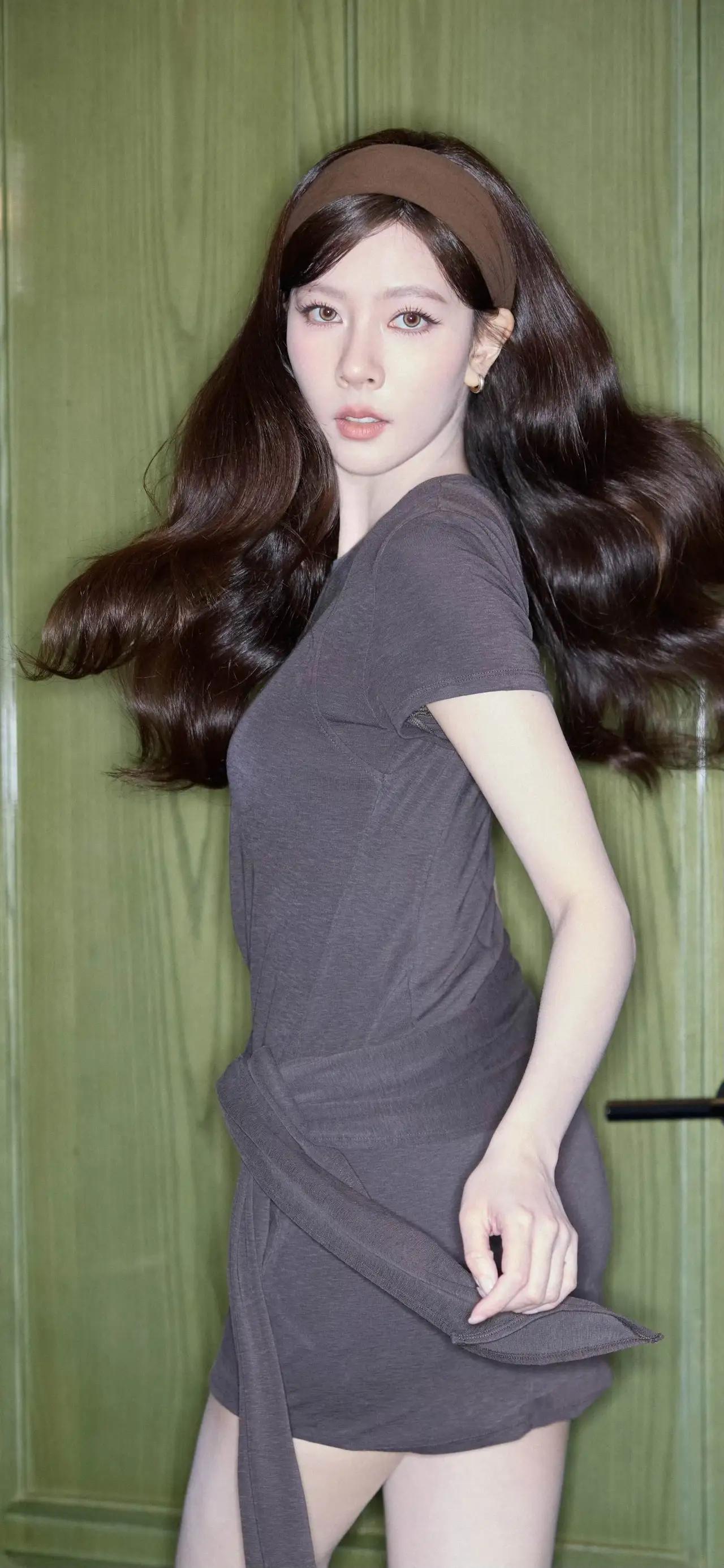 美女壁纸～宋妍霏，深灰针织裙裹着松弛感，同色系发带衬得卷发温柔又慵懒。每一个角度