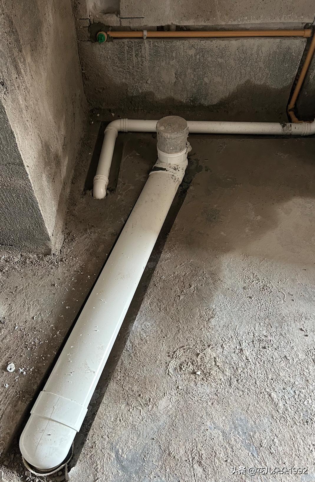 自装的烦恼，马桶移位才是真是大坑..
马桶移位1.05米…这个坑我先踩了..半年