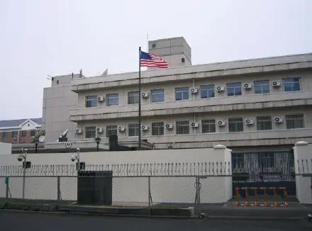 美国驻以色列领事馆被伊朗导弹碎片击中！
央视新闻3月15日消息，总台记者从以色列