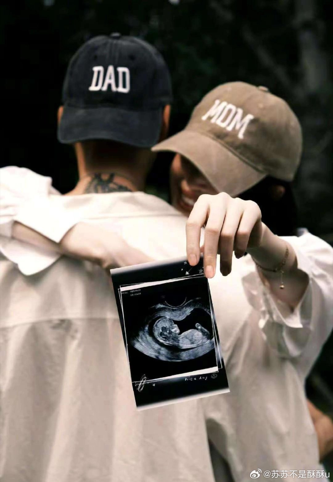 不敢想象陈伟霆何穗孩子颜值会多高❗❗陈伟霆何穗官宣生子虽然只看到了后脑勺已经可以