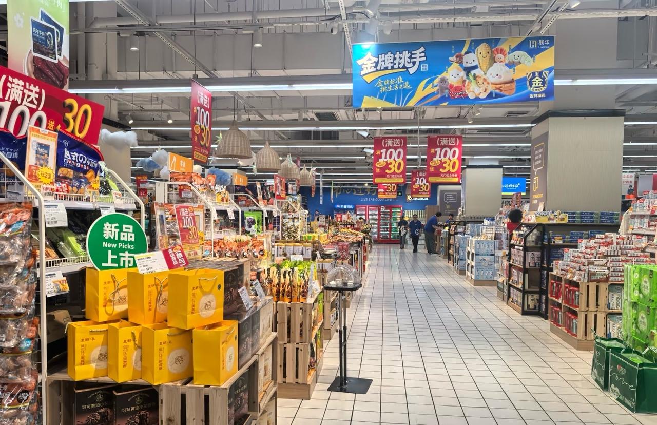 大超市几乎见不到年轻人了。

大家似乎已经习惯了线上购物了。我反而被快递和菜市场