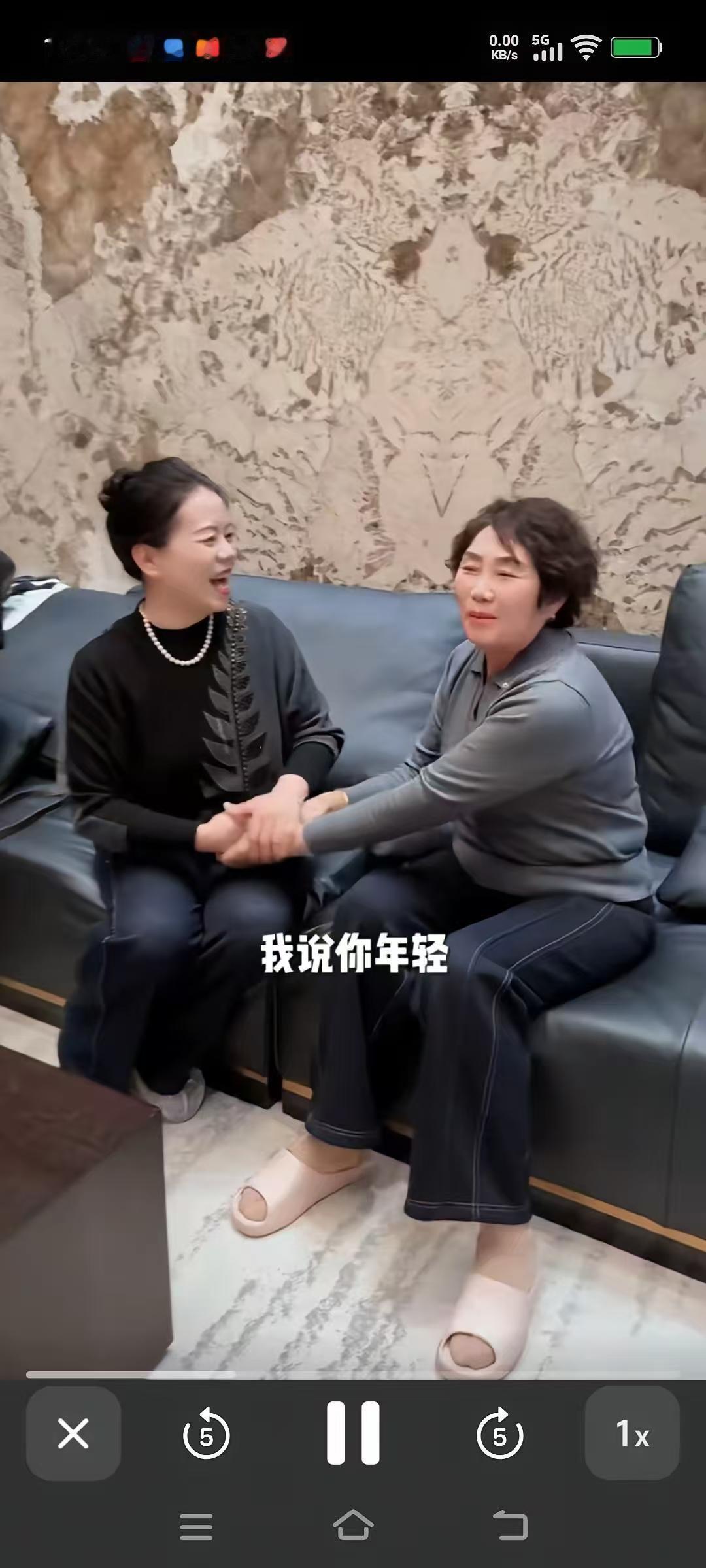 许妈和姚爸到了中原，去郑州一位朋友家做客，许妈在夸亲儿媳，把小家打理的井井有条，