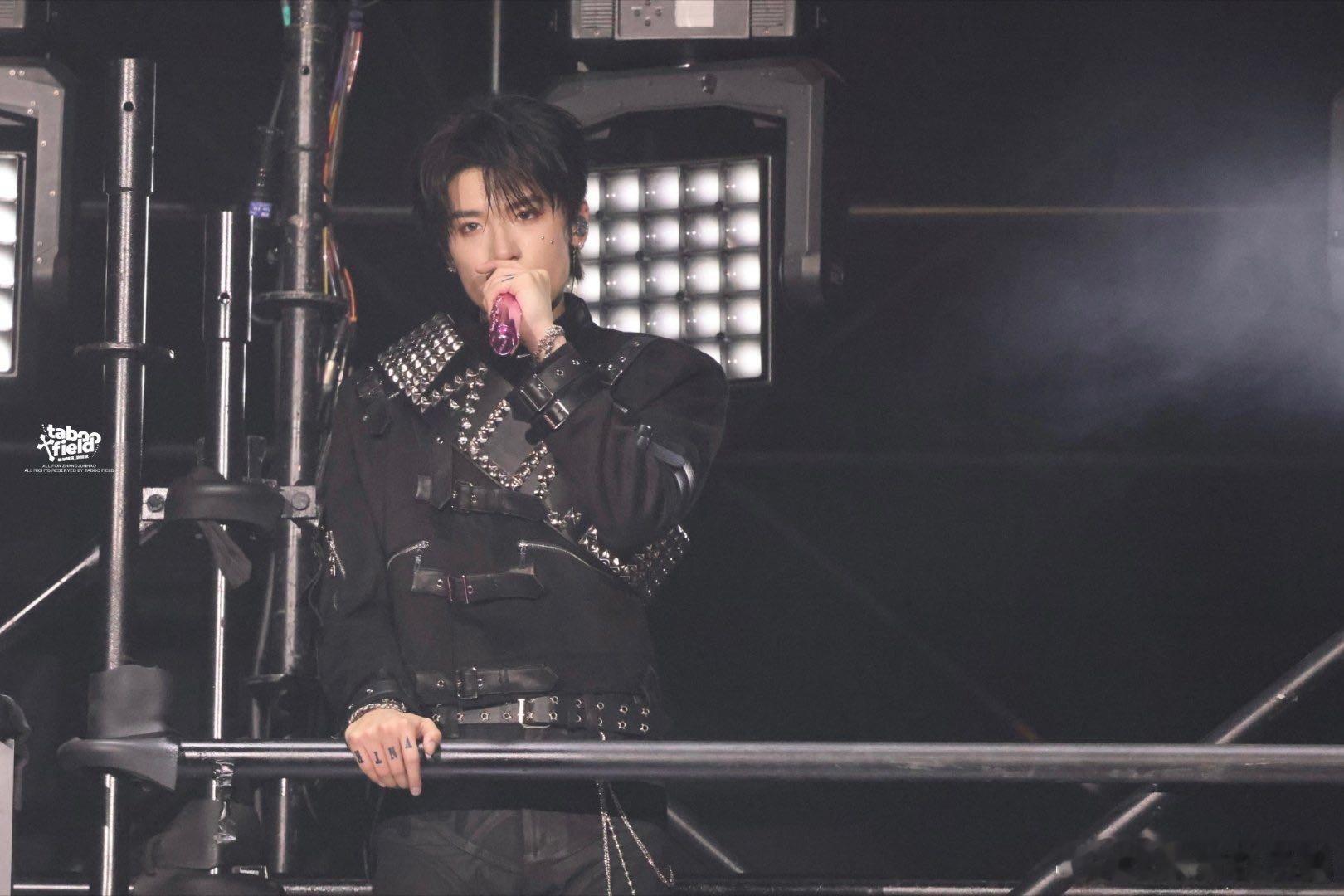 张峻豪[超话]张峻豪天黑黑舞台 重温张峻豪的《天黑黑》舞台还是会心动！他坐在钢琴