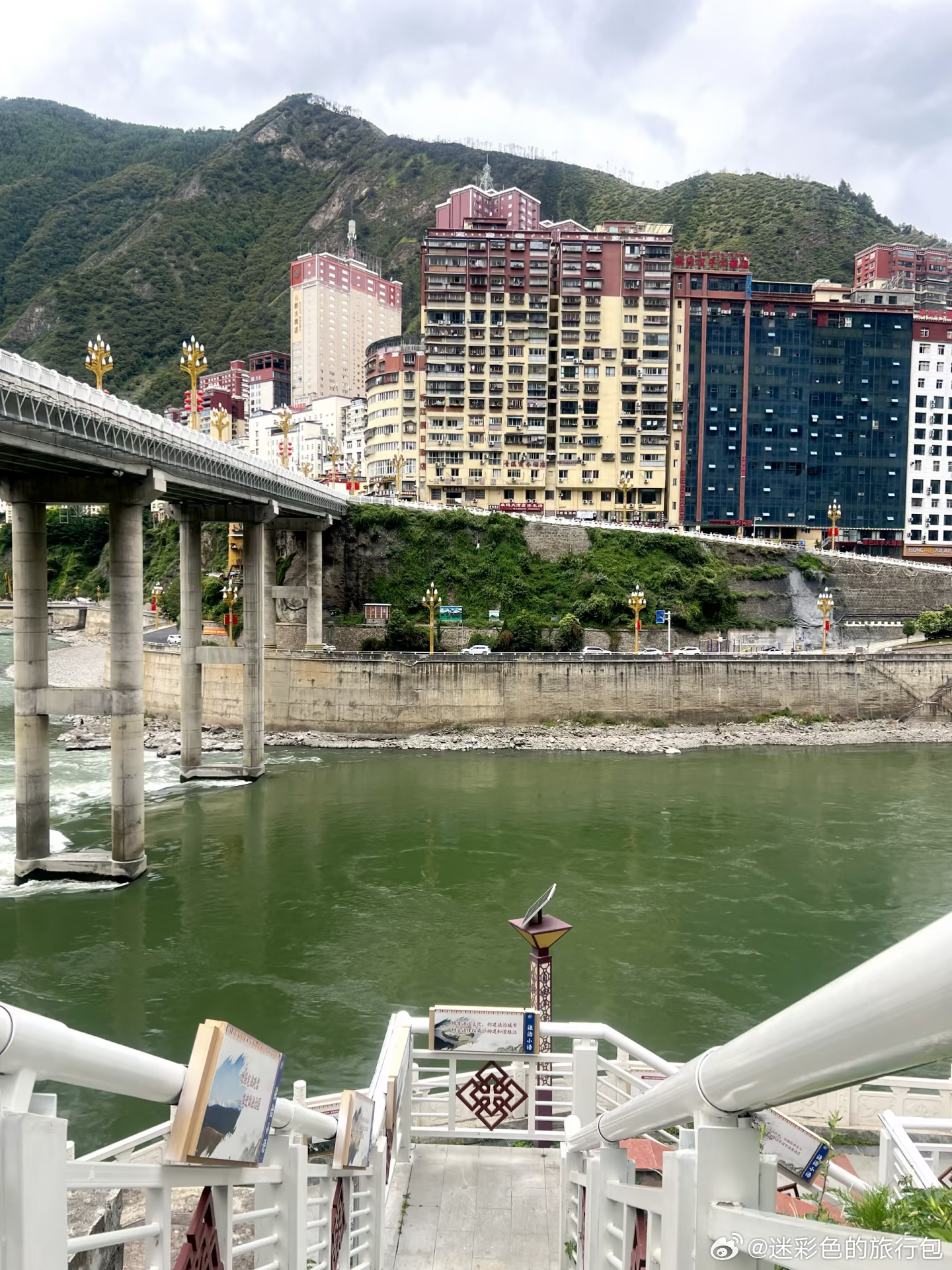 318 国道藏着一座神奇小城✨雅江，国内最小县城之一川西 318 川藏线上，悬崖