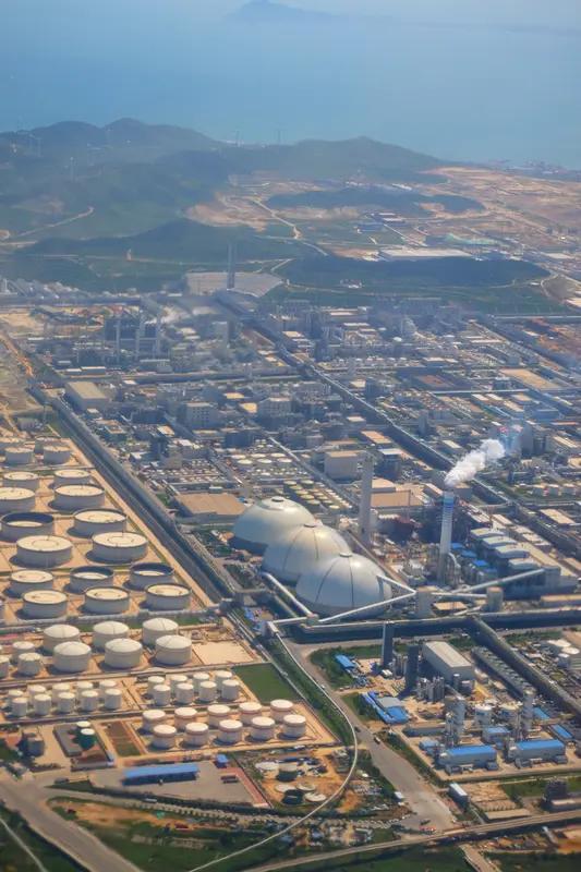 中国炼油厂在国际市场上的地位举足轻重。
从规模而言，中国坐拥全球最大的炼油产能之