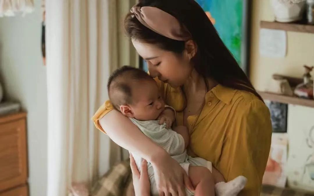 刘亦菲都开始演孩子他妈了，比她还大一岁的杨幂却还在古装偶像剧里面装嫩，她们俩谁做