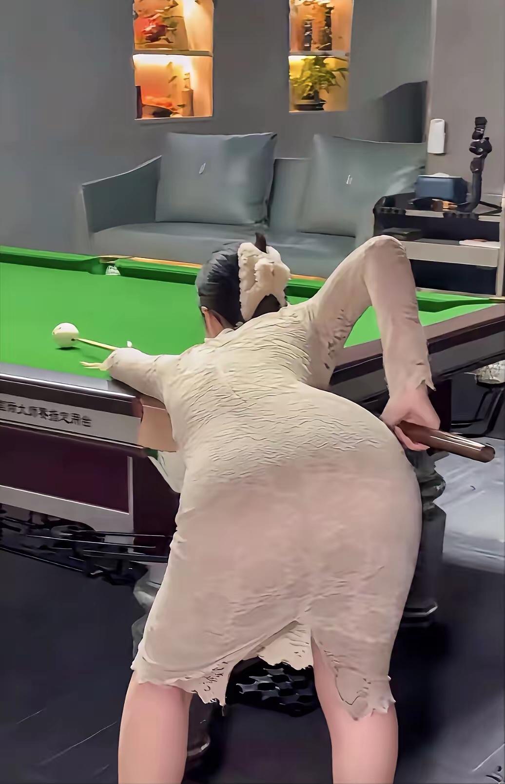 下班了娱乐放松一下，这打桌球姿势对吗？