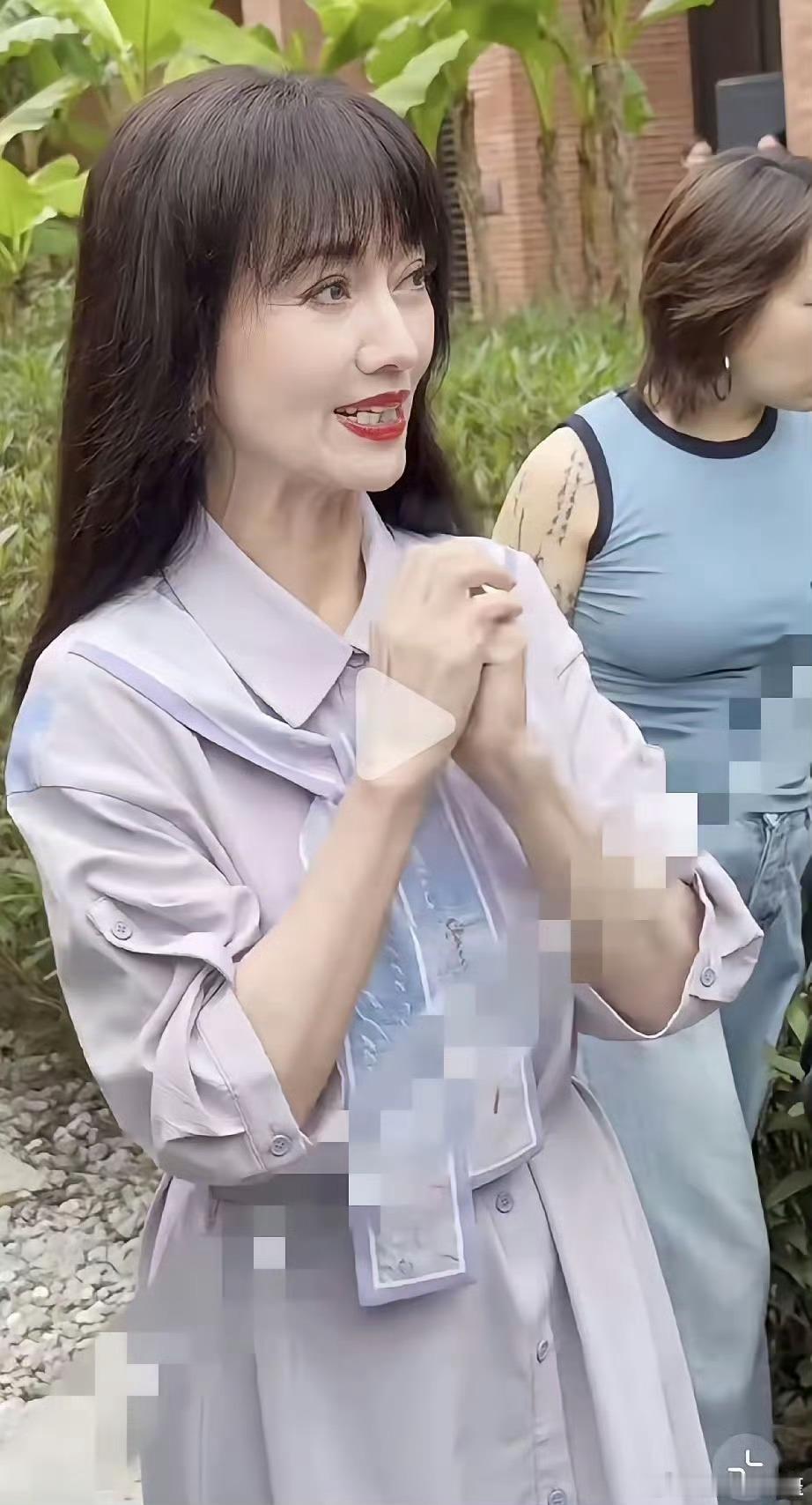 赵雅芝72岁还在圈里赚钱，娱乐圈最佩服这个女人，不嫁入豪门，全靠自己 