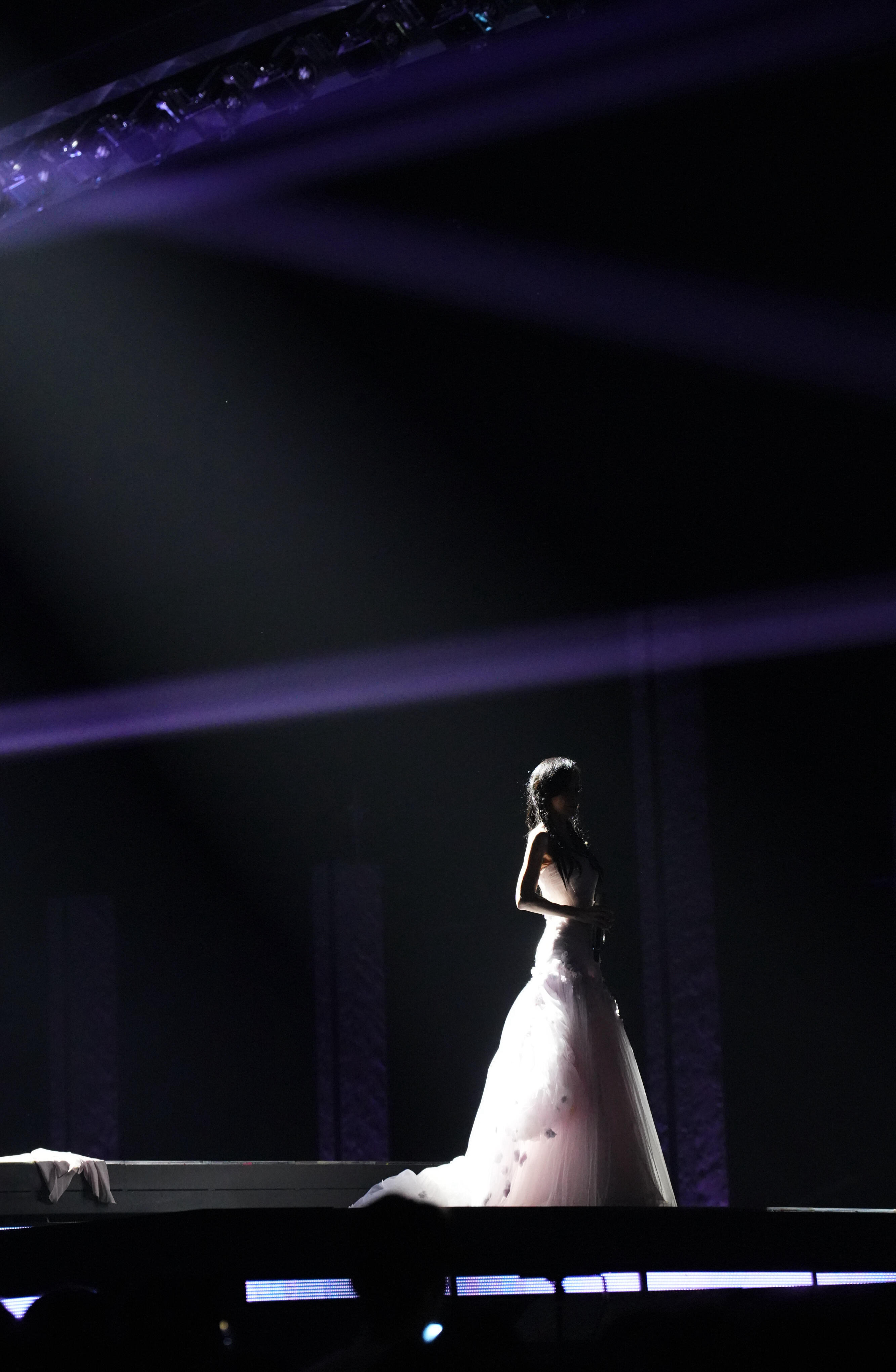 萧蔷走这两步完全妈妈级别 妈妈力max！萧蔷这两步走出超模气场，黑裙配长靴飒到飞