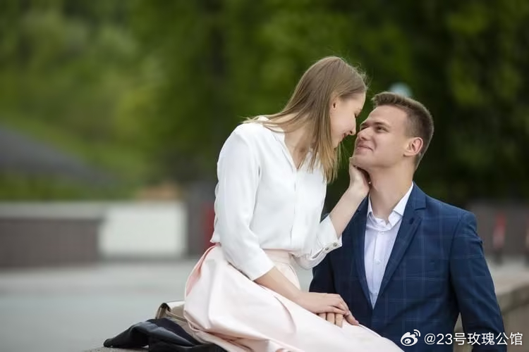 异性之间，发现一个很玄学的现象：除了你的老公，还有其他男人给你发消息，问你在干什