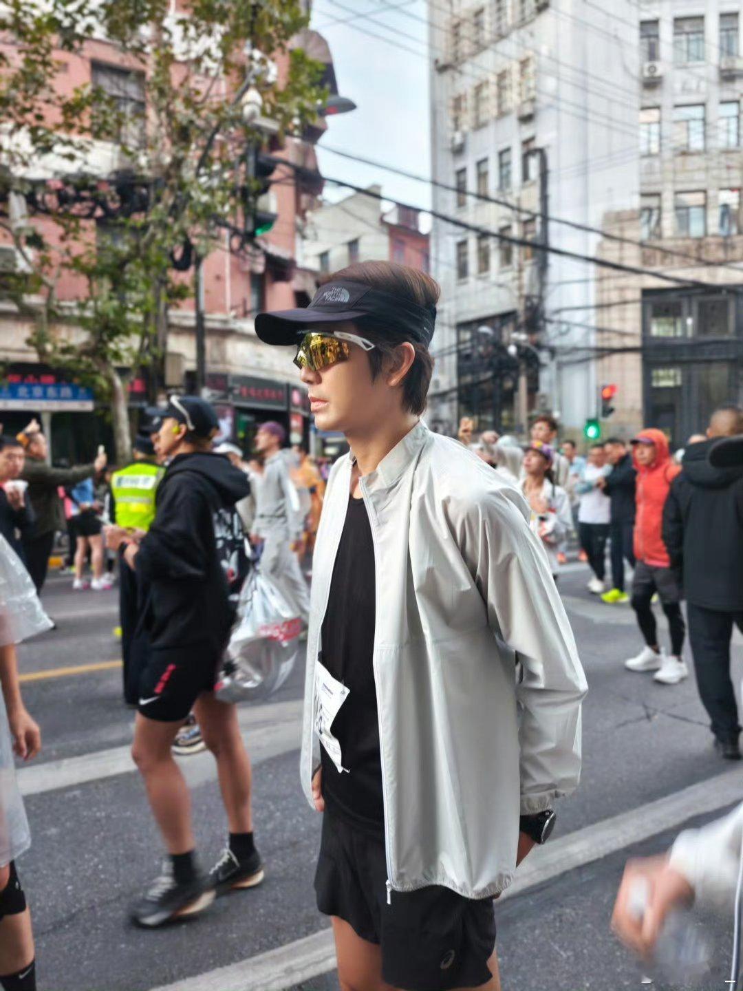 钟汉良生日当天跑马拉松 51岁依旧元气满满！上海马拉松赛道上，他实时把控节奏，礼