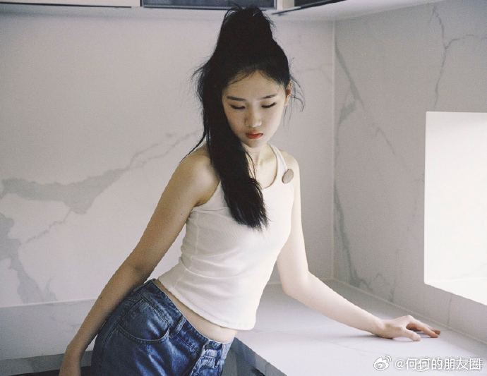 卢庚戌女儿LUNA腿比歌先火长腿吸睛，笑容治愈，LUNA的写真让人感受到青春的活