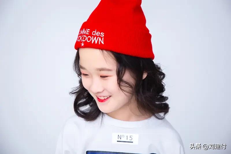 女孩乘地铁吐血后立即拿衣服擦拭 3月23日，在重庆地铁1号线上，22岁女孩胡心瑶