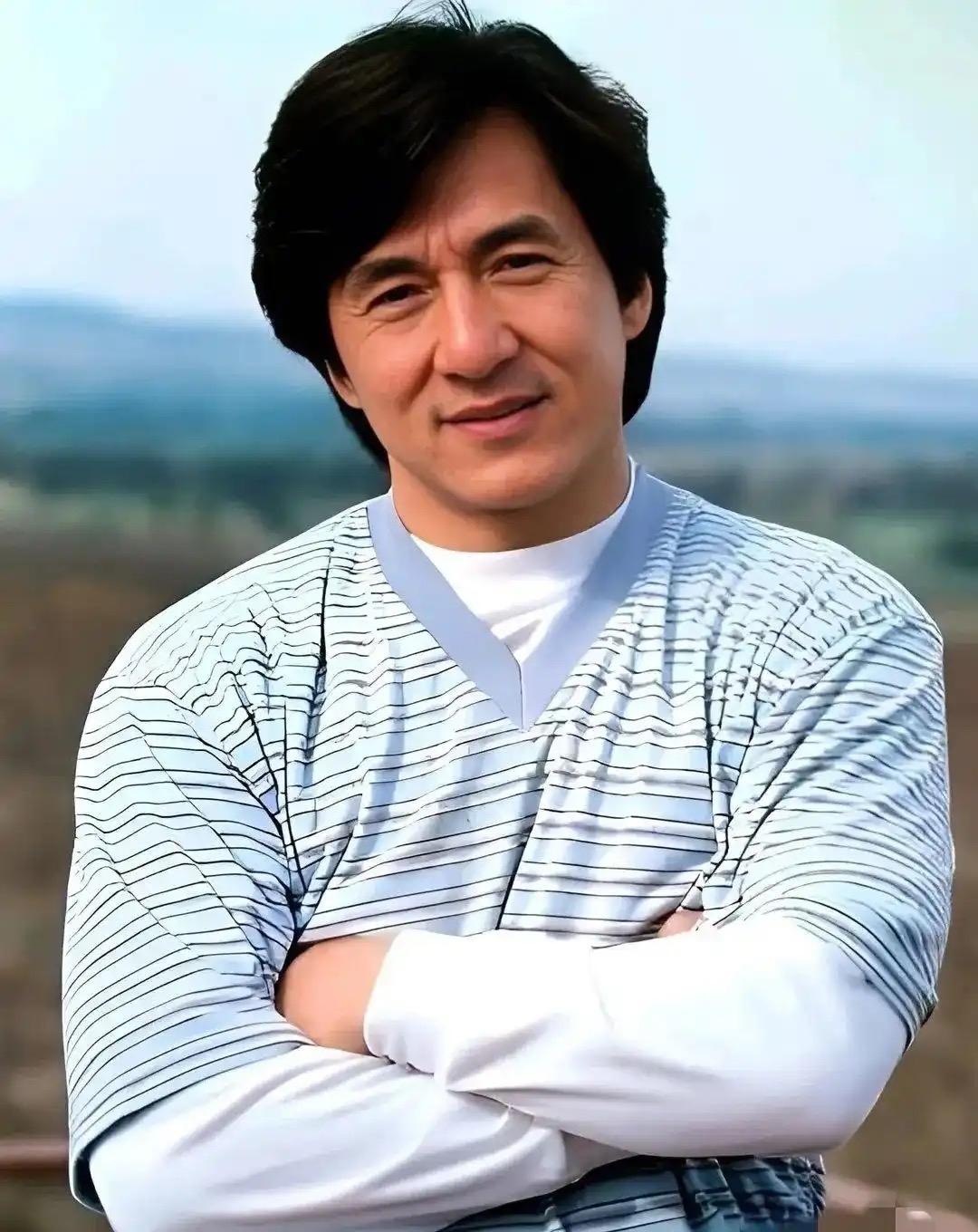 果然还是老人最懂老人，我问我妈为啥，成龙最终还是低头了。我妈看了我一眼，一句话让